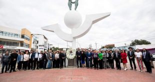 En honor a los zacatecanos migrantes, colocan ofrenda floral y rinden guardia de honor en el Monumento al Migrante