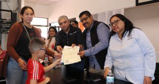 Reciben menores nacidos en EEUU documentos de apostilla, traducción e inserción de doble nacionalidad