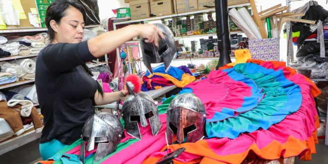 Arte, tradición y color, así se preparan los vestuarios para el Gran Desfile de Día de Muertos en Zacatecas