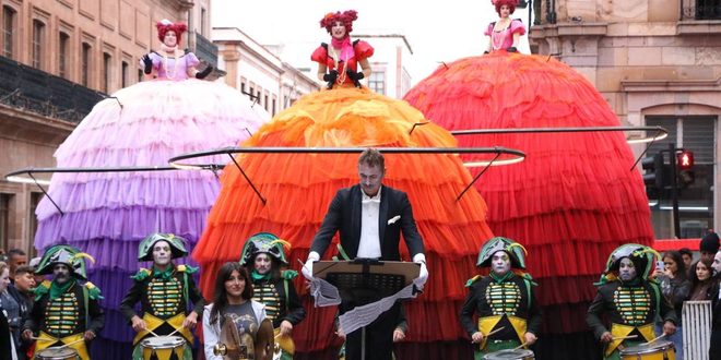 Muñecas gigantes dan vida al inicio del 23 Festival de Teatro de Calle 2026