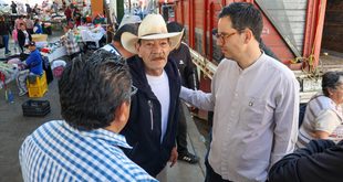 Rodrigo Reyes camina de la mano de las y los comerciantes de la capital